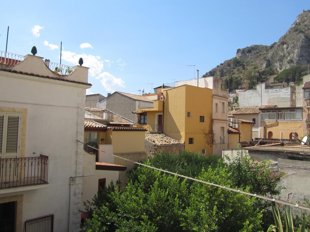 Comeinsicily - Al Teatro Apartment ตาออร์มินา ภายนอก รูปภาพ